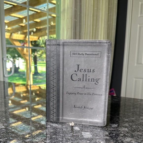 Jesus Calling: 365 Daily Devotional, by Sarah Young, Thomas Nelson 2011 GUC - Picture 6 of 16